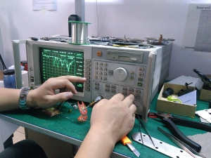 Engineer performing antenna efficiency test